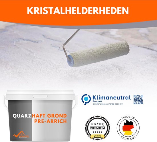 Een witte verfroller wordt gebruikt op een muur. Onderin een emmer QUARZHAFT GROND PRE-ARRICH, Klimaneutral, Made in Germany.