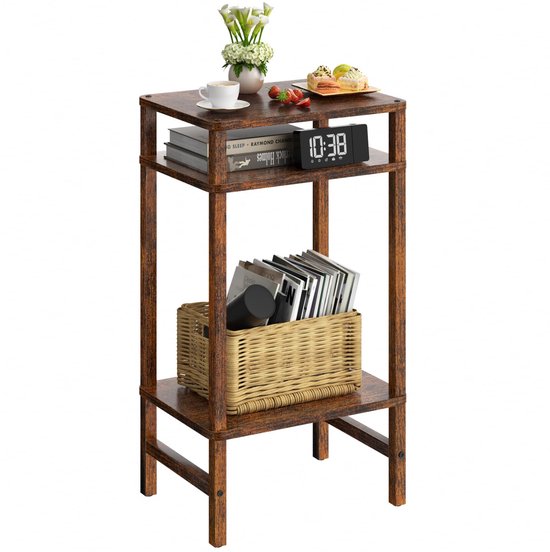 Houten bijzettafel met bloemen, koffie, boeken, mand en digitale klok.