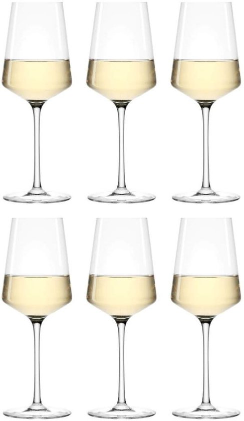 Six verres à vin, chacun rempli de vin blanc, debout sur un fond blanc.