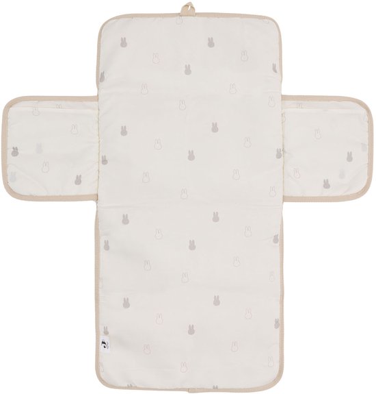 Crèmekleurig verschoonmatje met beige rand, bedekt met kleine grijze Nijntje printjes.