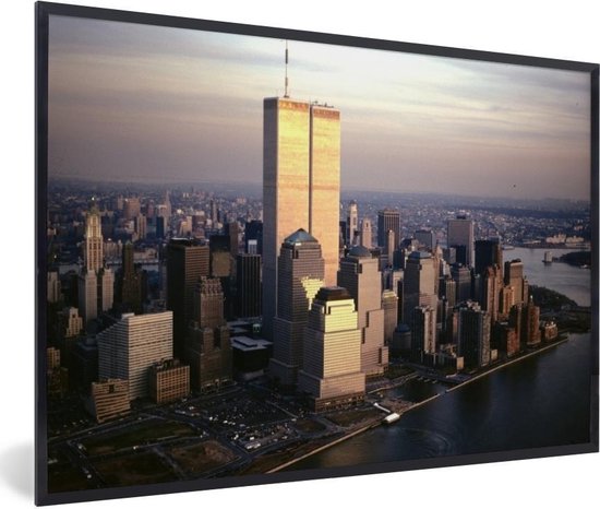 Fotolijst incl. Poster - Luchtfoto van Manhattan's World Trade Center boven de Hudson rivier in New York - 90x60 cm - Posterlijst