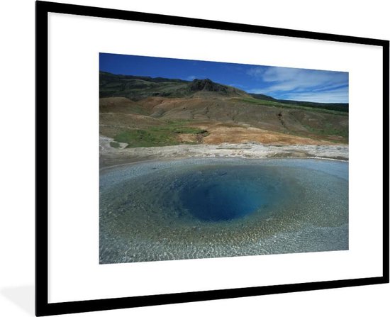 Fotolijst incl. Poster - De gouden cirkel in IJsland bij de Geysir met donkerblauw water - 90x60 cm - Posterlijst