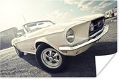 Affiche Une Ford Mustang blanche dans un parking 90x60 cm - Tirage photo sur Poster (décoration murale salon / chambre)