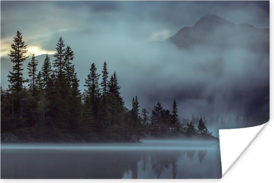 Mistig bos aan het water in Noorwegen poster 180x120 cm - Foto print op Poster (wanddecoratie woonkamer / slaapkamer) / Bomen Poster XXL / Groot formaat!