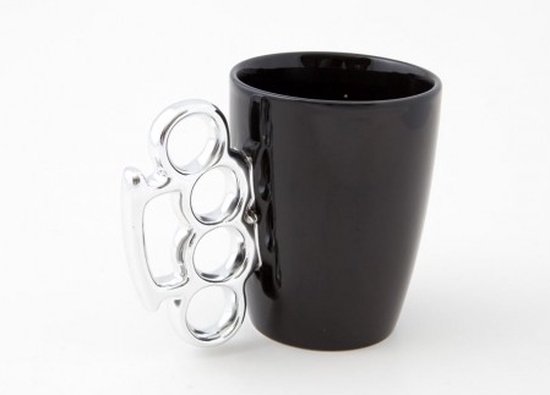 Tasse noire avec une poignée chromée en forme de poing américain.