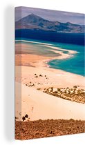 Une vaste plage au bord de l'eau de mer claire de Fuerteventura Toile 40x60 cm - Tirage photo sur toile (Décoration murale salon / chambre)