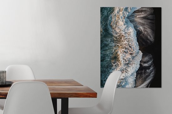 Photo aérienne d'une plage de sable noir avec des vagues saisissantes 60x80 cm - Tirage photo sur toile (Décoration murale salon / chambre) / Mer et plage