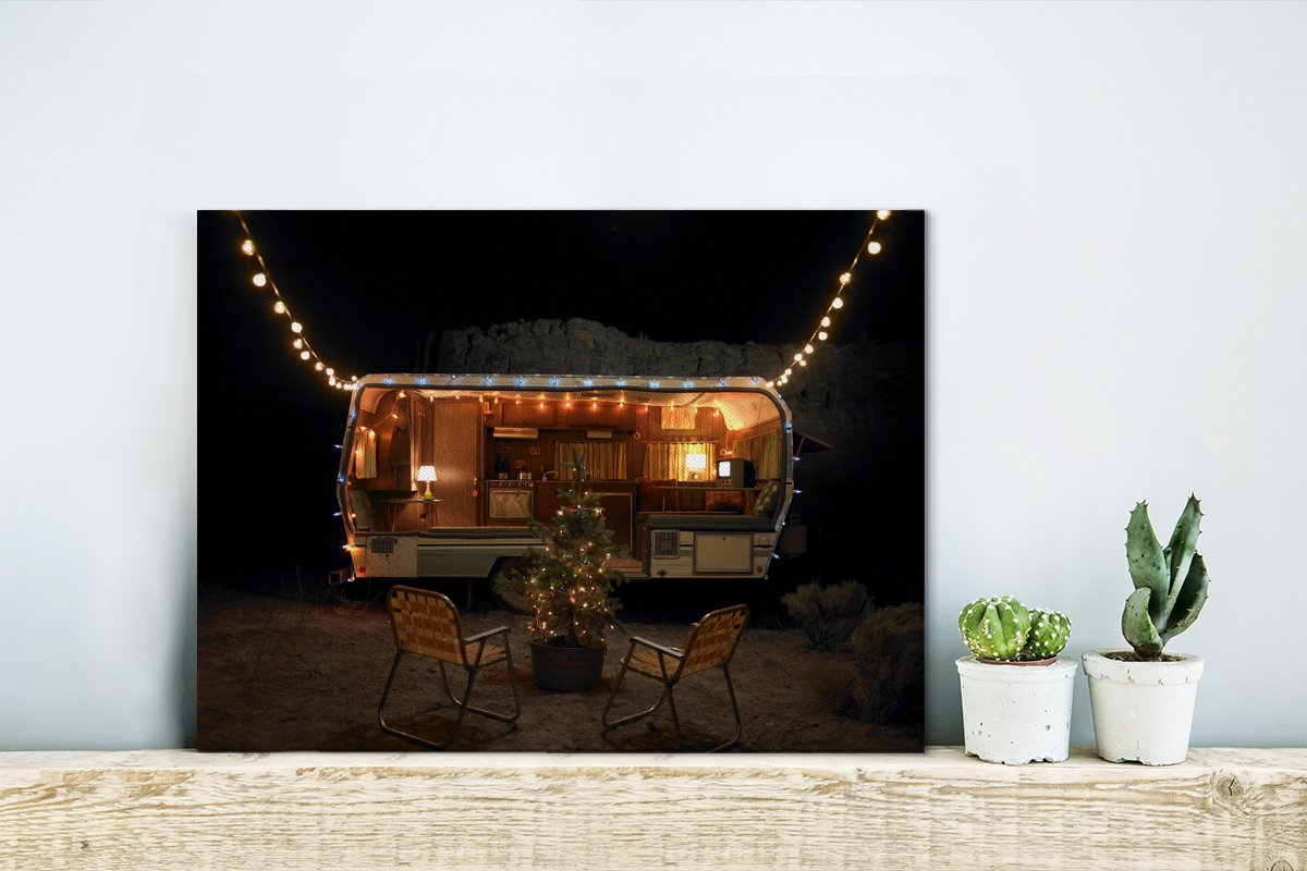 Une caravane avec éclairage dans la nuit affiche de jardin 40x30