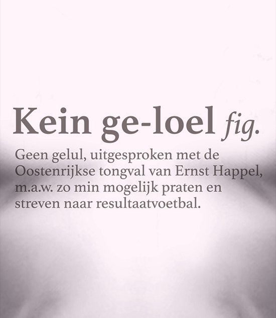 Close-up van tekst op een lichtroze T-shirt: 'Kein ge-loel fig. Geen gelul, uitgesproken met de Oostenrijkse tongval van Ernst Happel, m.a.w. zo min mogelijk praten en streven naar resultaatvoetbal.'
