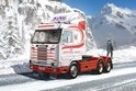 Een witte Scania Streamline 143H 6x2 vrachtwagen met rode accenten op een besneeuwde bergweg.