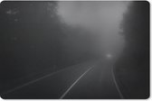 Muismat Mistig bos - Koplampen van een auto schijnen door een mistig bos muismat rubber - 60x40 cm - Muismat met foto