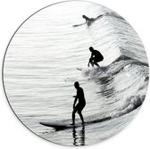 Dibond Wandcirkel - Surfers op Golven in de Zee - 70x70cm Foto op Aluminium Wandcirkel (met ophangsysteem)