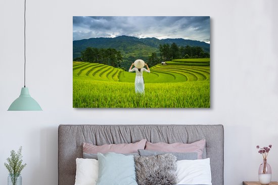 Femme debout dans les rizières de Mù Cang Chải 180x120 cm - Tirage photo sur Toile (Décoration murale salon / chambre) XXL / Groot format!