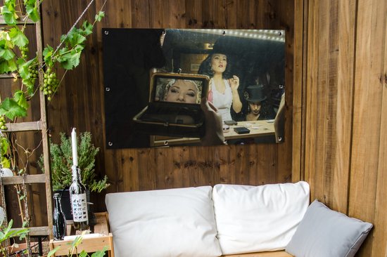 Des artistes burlesques se préparent dans les coulisses pour une affiche de jardin en vrac