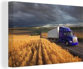 Canvas Schilderij Paarse vrachtwagen tussen de akkers - 90x60 cm - Wanddecoratie