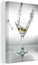 Canvas Schilderij Martini glas wordt gevuld - 60x90 cm - Wanddecoratie