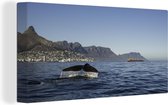 Canvas Schilderij De staart van een walvis met op de achtergrond de Tafelberg en Kaapstad - 80x40 cm - Wanddecoratie