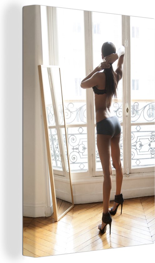 Femme en lingerie se tient devant le miroir en toile de chambre d'hôtel 20x30 cm - petit - Tirage photo sur toile (Décoration murale salon / chambre)