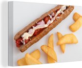 Bienheureux frikandel spécial avec frites sur une assiette blanche Toile 120x80 cm - Tirage photo sur toile (Décoration murale salon / chambre)