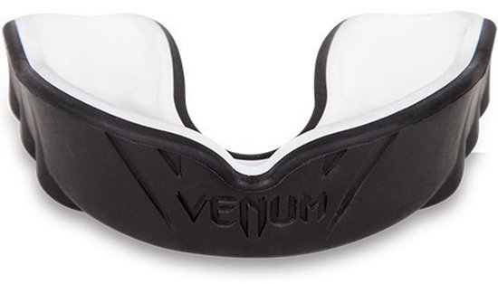 Venum gebitsbeschermer in zwart met witte binnenkant en merknaam.