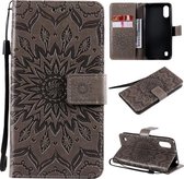 Voor Samsung Galaxy A01 (Amerikaanse versie) Geperst afdrukken Zonnebloempatroon Horizontale flip PU lederen tas met houder & kaartsleuven & portemonnee & lanyard (grijs)