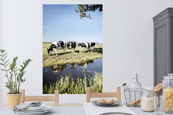 Sticker Muursticker Vache frisonne Luxurydeco - Vaches debout à côté d'un fossé - 80x120 cm - film adhésif autocollant - sticker mural repositionnable