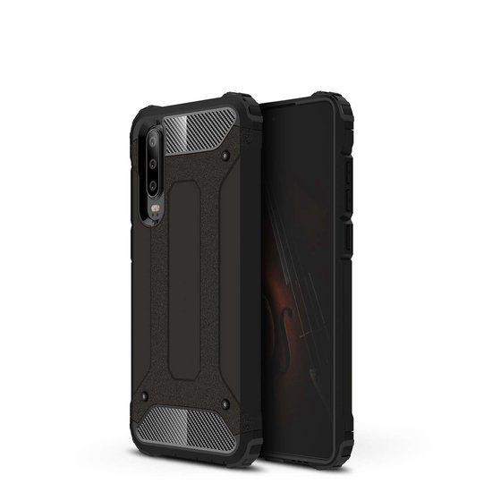 Coque noire avec un motif côtelé au dos et des coins renforcés. Téléphone avec un violon en arrière-plan.