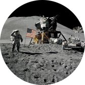 Astronaut salutes beside U.S. flag (maanlanding) - Foto op Behangcirkel - ⌀ 60 cm