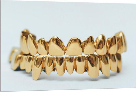 Dibond - Gouden Tanden op Witte Achtergrond - 120x80cm Foto op Aluminium (Wanddecoratie van metaal)