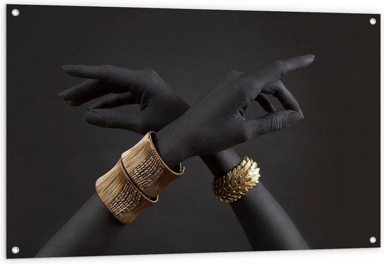 Tuinposter – Gouden Armbanden op Zwart/Witte Handen - 120x80cm Foto op Tuinposter  (wanddecoratie voor buiten en binnen)