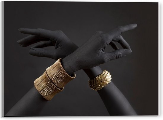 Acrylglas - Gouden Armbanden op Zwart/Witte Handen - 40x30cm Foto op Acrylglas (Met Ophangsysteem)