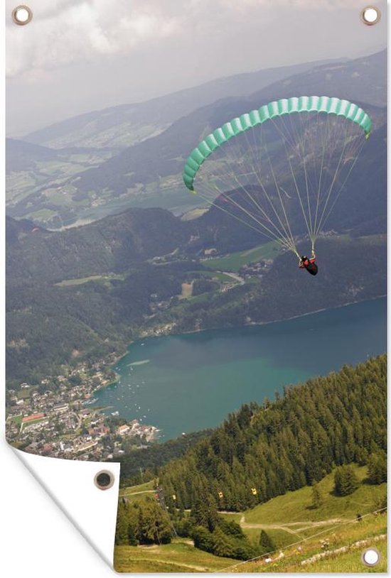 Tuinposters buiten Een persoon is aan het paragliden boven het berglandschap van Oostenrijk - 60x90 cm - Tuindoek - Buitenposter