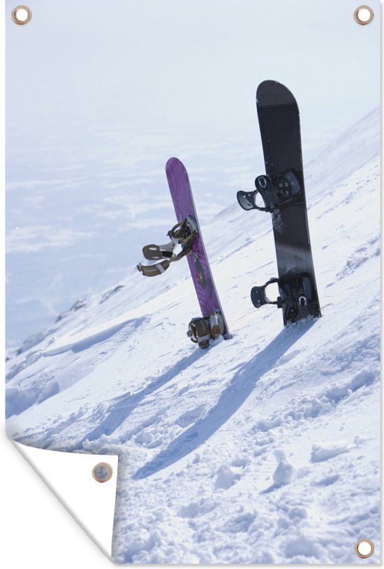 Tuinposter - Tuindoek - Tuinposters buiten - Twee snowboards staan in een dik pak sneeuw rechtovereind - 80x120 cm - Tuin