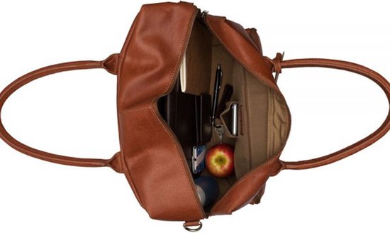 Open bruine leren laptoptas met een appel, telefoon, pen en notitieboekje.