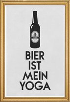 JUNIQE - Poster met houten lijst Bier Ist Mein Yoga -20x30 /Grijs &