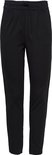 Zwarte chino broek met strikceintuur, plooien en steekzakken, van voren gezien.