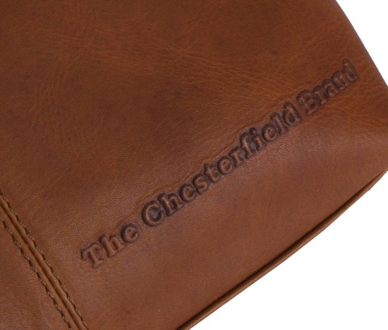 Detailopname van de opdruk 'The Chesterfield Brand' op een cognac kleurige leren tas.