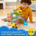 Kind speelt met de bouwplaats-speelset met drie leerniveaus voor kinderen van 1,5 tot 5 jaar.