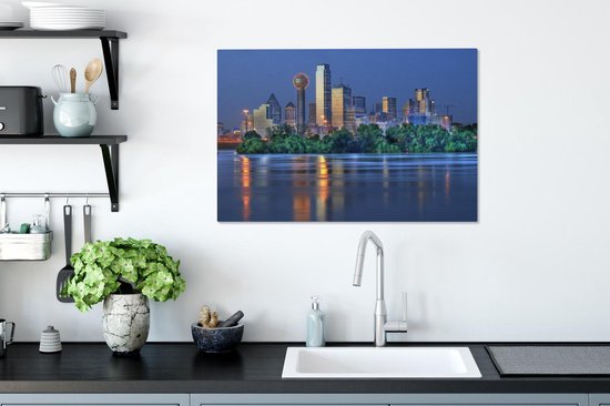 La rivière Trinity avec en arrière-plan les immenses bâtiments de Dallas en soirée Toile 90x60 cm - Tirage photo sur toile (Décoration murale salon / chambre)