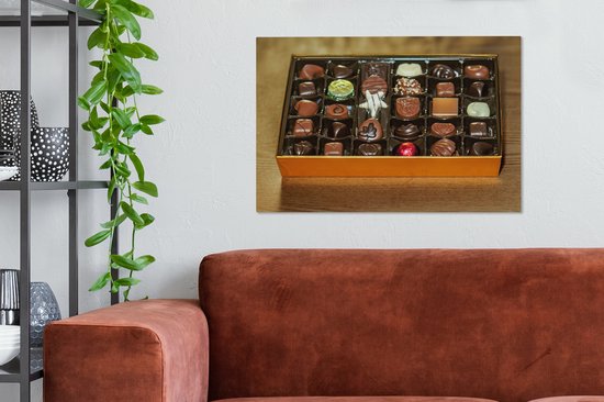 Canvas Schilderij Een doos vol met Belgische bonbons - 60x40 cm - Wanddecoratie