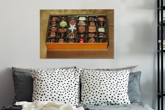 Canvas Schilderij Een doos vol met Belgische bonbons - 60x40 cm - Wanddecoratie