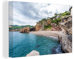 Canvas Schilderij Strand met rotsen bij Costa Brava - 120x80 cm - Wanddecoratie