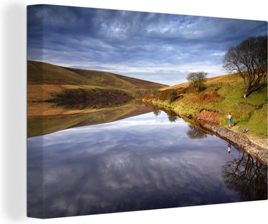 Canvas Schilderij De Black Mountains in het Nationaal park Brecon Beacons met een donkere hemel - 120x80 cm - Wanddecoratie