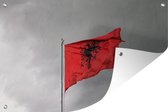 Tuindecoratie De vlag van Albanië wappert op een paal - 60x40 cm - Tuinposter - Tuindoek - Buitenposter