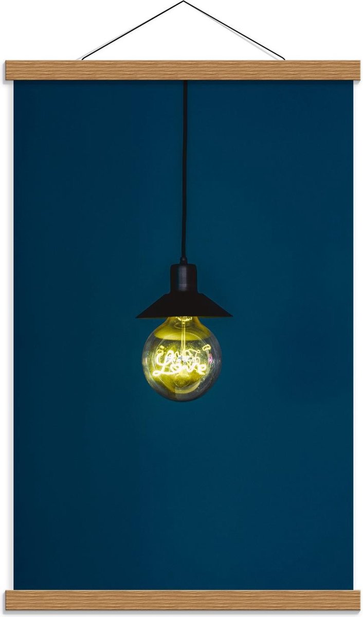 Schoolplaat – Gloeilamp met Blauwe Achtergrond - 40x60cm Foto op Textielposter (Wanddecora