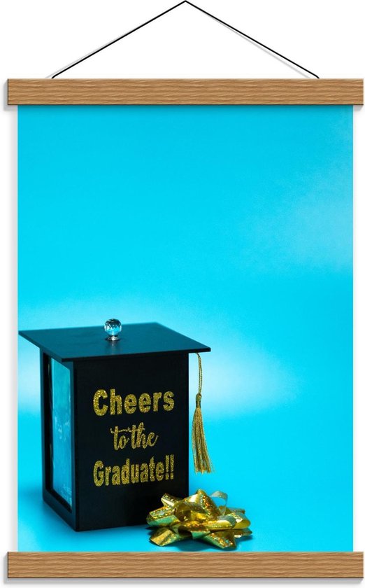 Schoolplaat – 'Cheers to the Graduate!!' Doosje - 30x40cm Foto op Textielposter (Wanddecoratie op Schoolplaat)