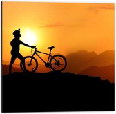 Dibond - Vrouw op Berg met Mountainbike - 50x50cm Foto op Aluminium (Wanddecoratie van metaal)