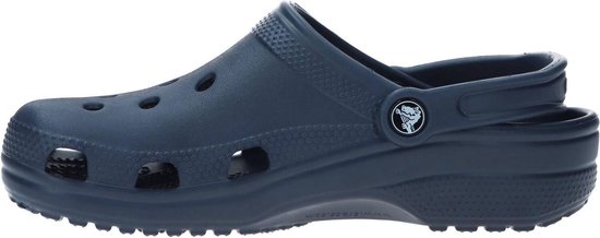 Crocs Clog bleu marine avec bride pivotante, sur le côté.