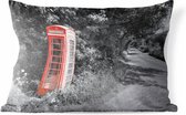 Buitenkussens - Tuin - Zwart-wit foto van een rode en Britse telefooncel in het Verenigd Koninkrijk - 50x30 cm