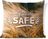 Buitenkussens - Tuin - Quote voor thuis 'It's so good to be safe' op een achtergrond met een graanveld - 40x40 cm
